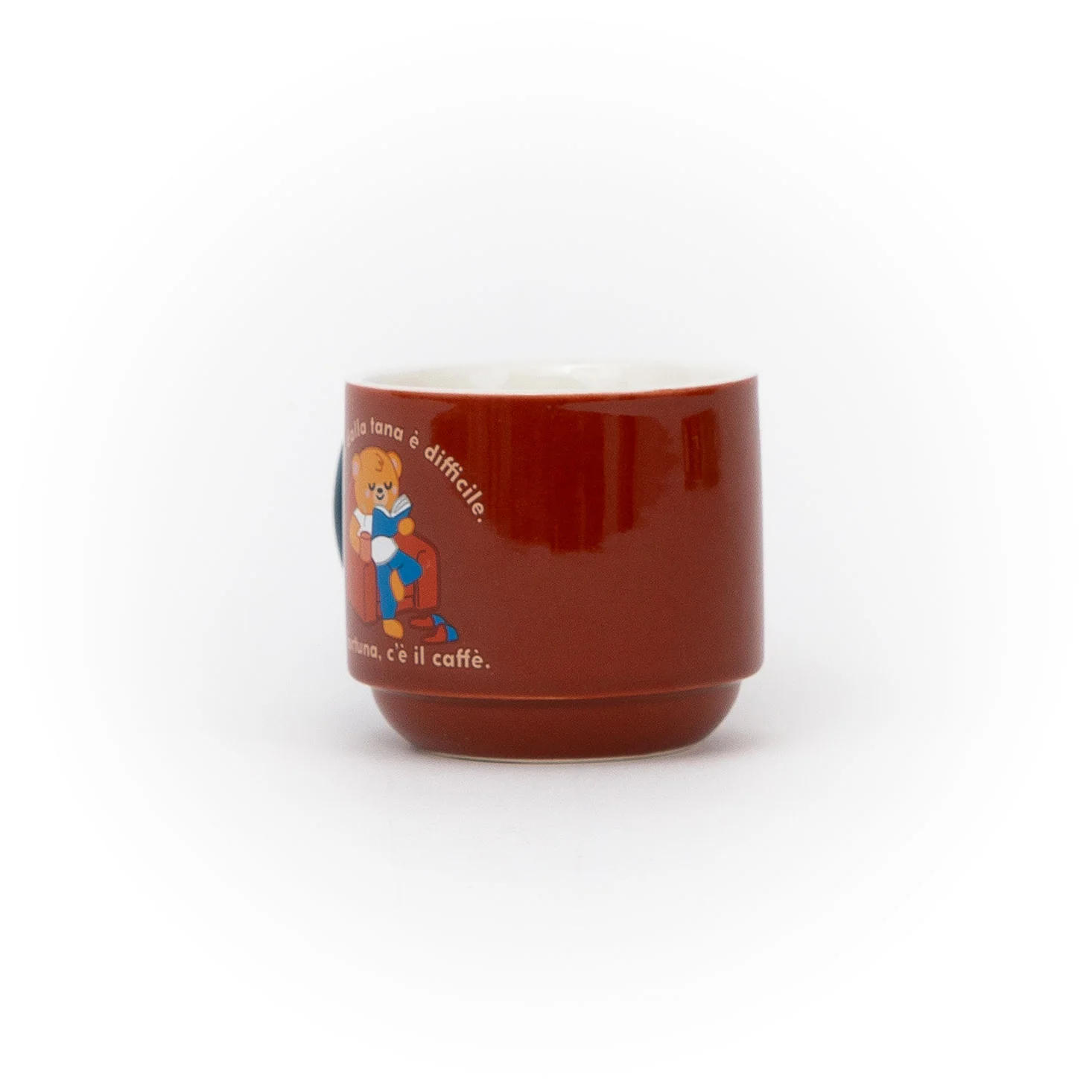 Tazza impilabile - Uscire dalla tana è difficile. Per fortuna, c’è il caffè. - Image 5