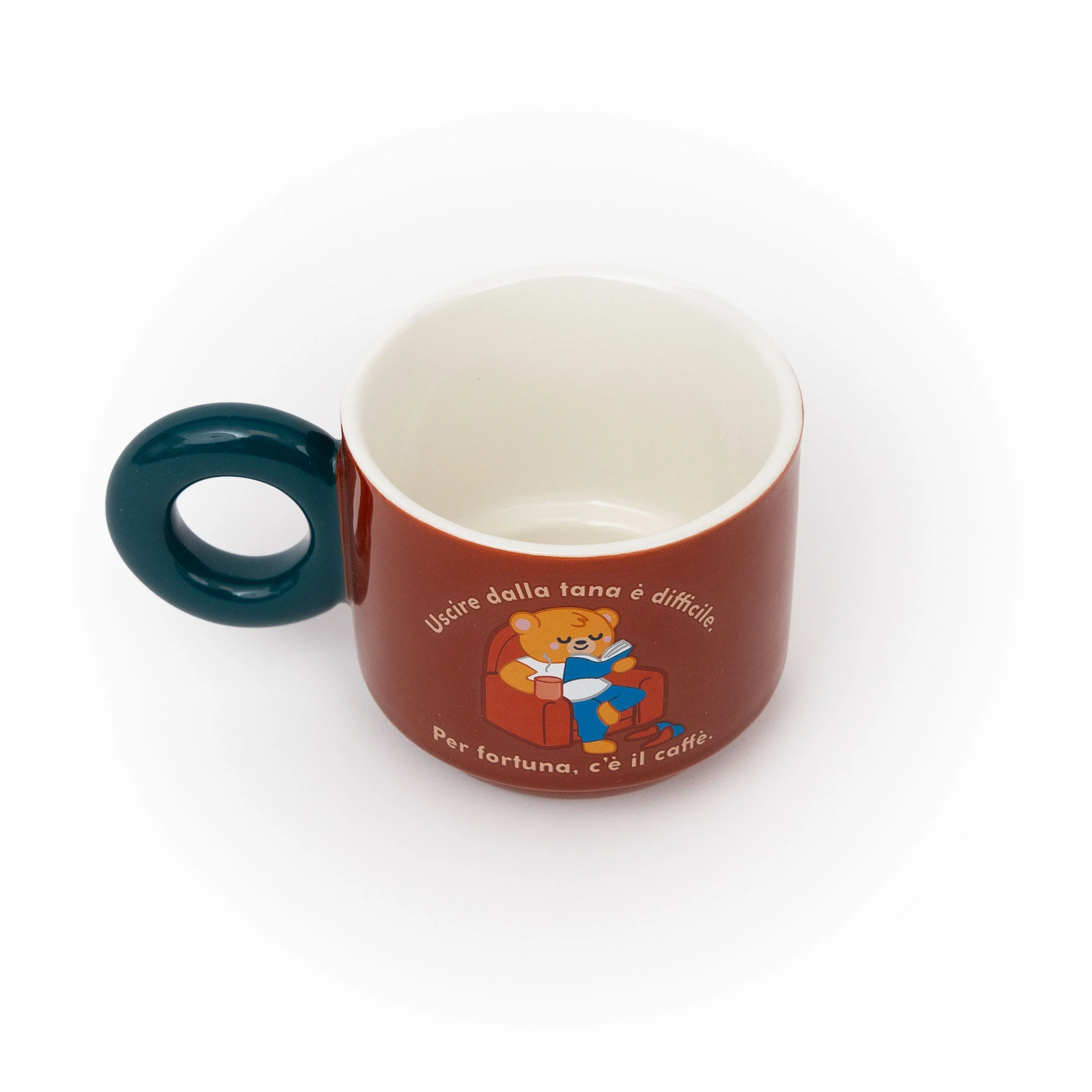 Tazza impilabile - Uscire dalla tana è difficile. Per fortuna, c’è il caffè. - Image 6